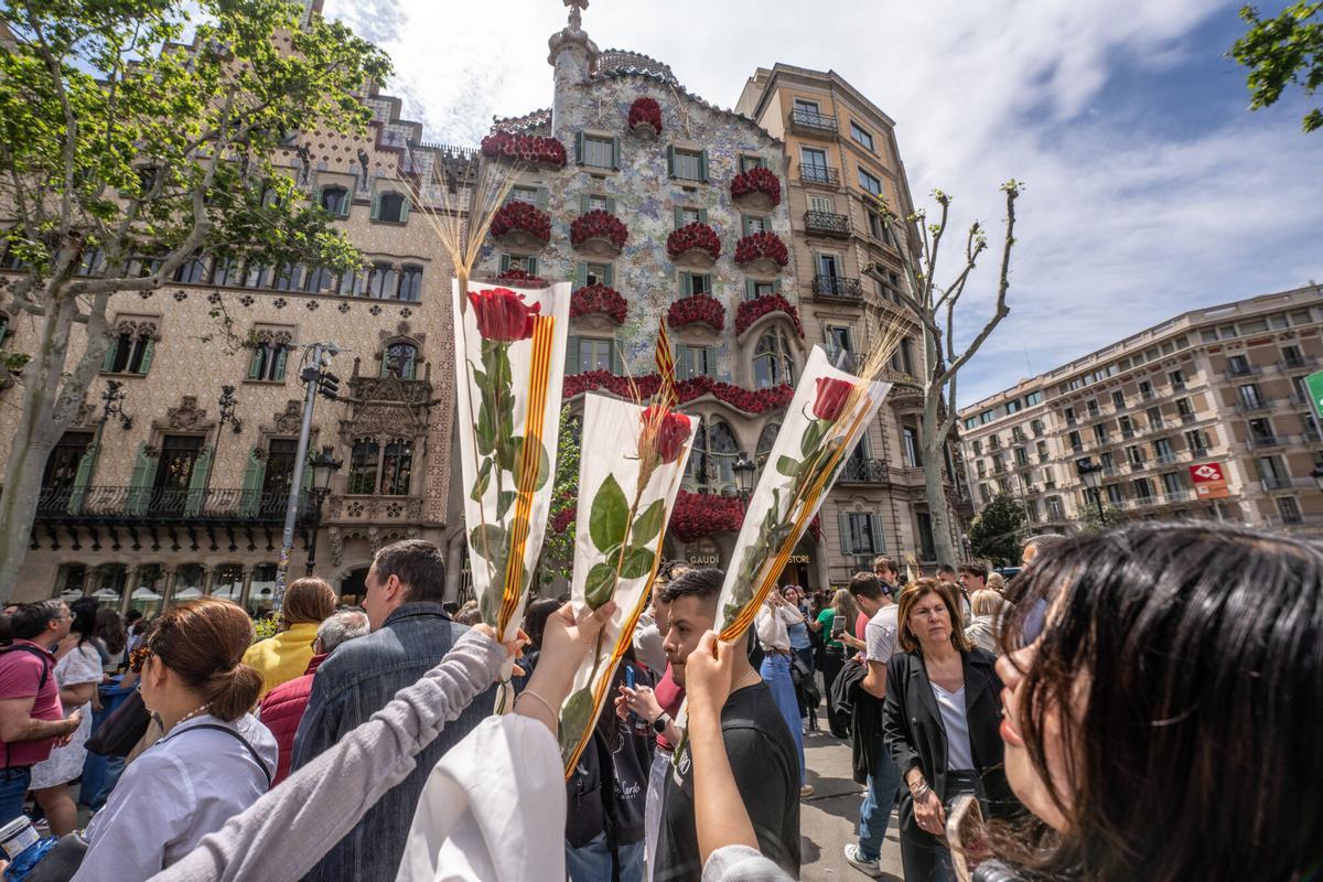 Ambiente de Sant Jordi en Ramblas y Paseo de Gracia
