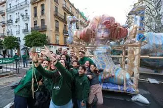 Segundo día de plantà en las Especiales: Los ninots salen a la calle protegidos por plásticos