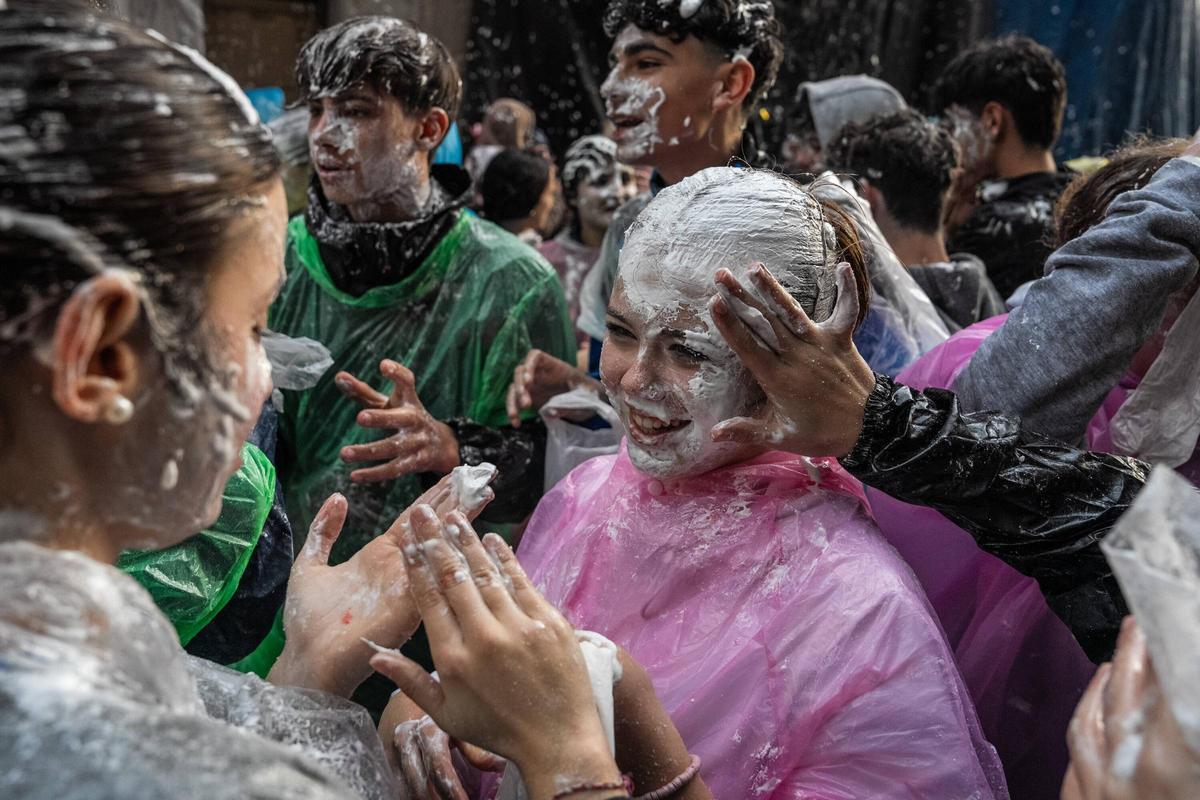 'Merengada' de Vilanova i la Geltrú. Festividad que inicia el carnaval en la ciudad. Guerra de merengue.