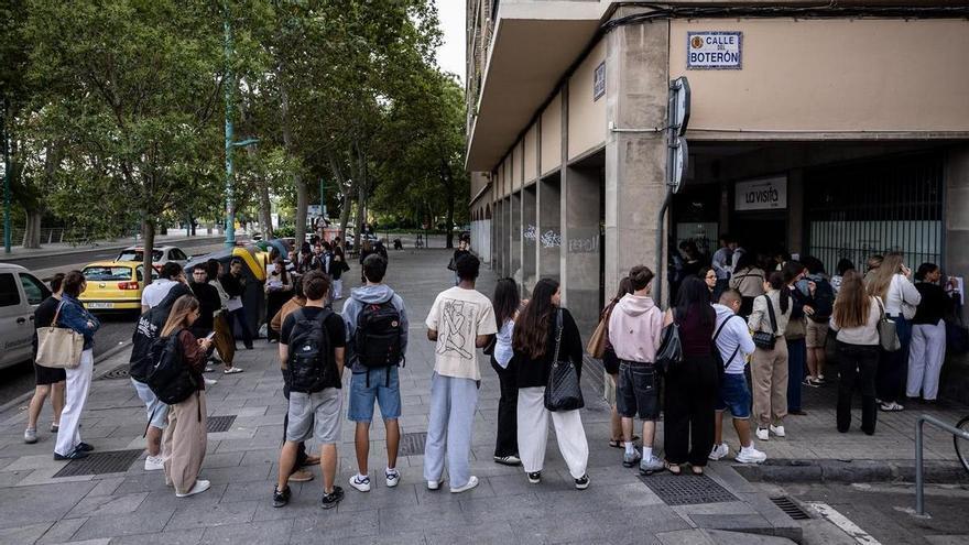 Largas filas para pedir trabajo en los recintos de las Fiestas del Pilar: "Además de ganar dinero es una experiencia"