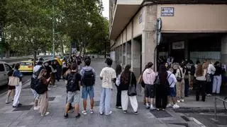 Largas filas para pedir trabajo en los recintos de las Fiestas del Pilar: "Además de ganar dinero es una experiencia"