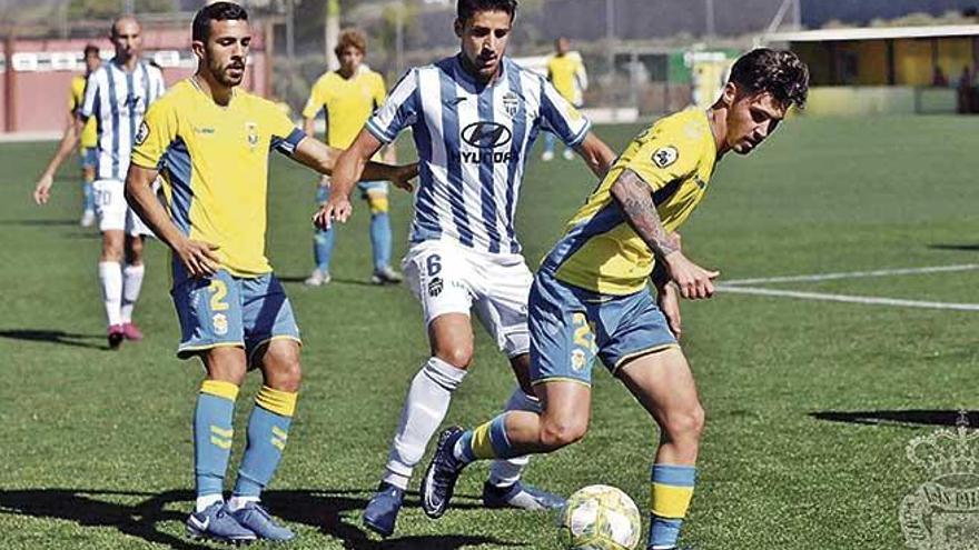 Alberto Gil celebra el tanto balearico en El Anexo.