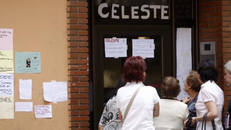 Homenaje improvisado a la joven en su portal.