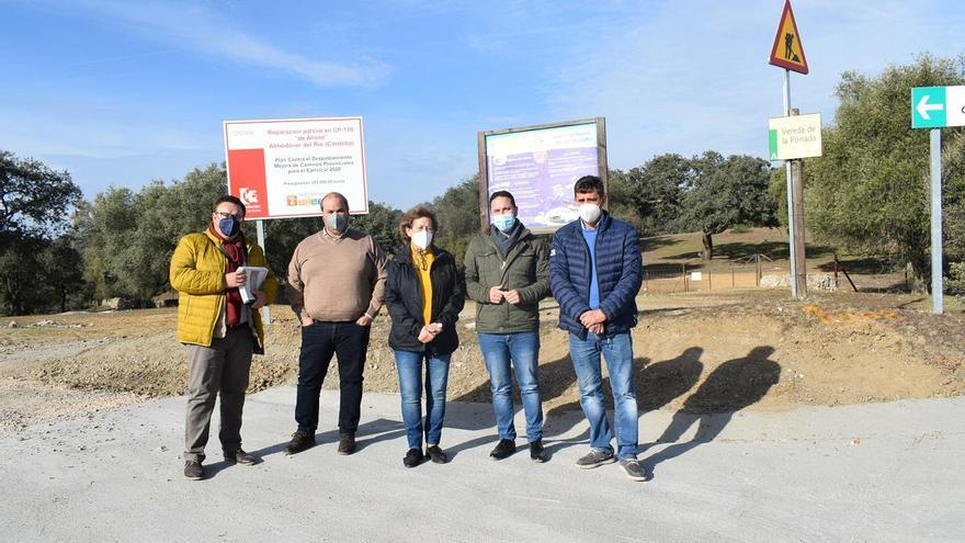 Visita del diputado Manuel Olmo y la alcaldesa María Sierra Luque al camino rural reparado.