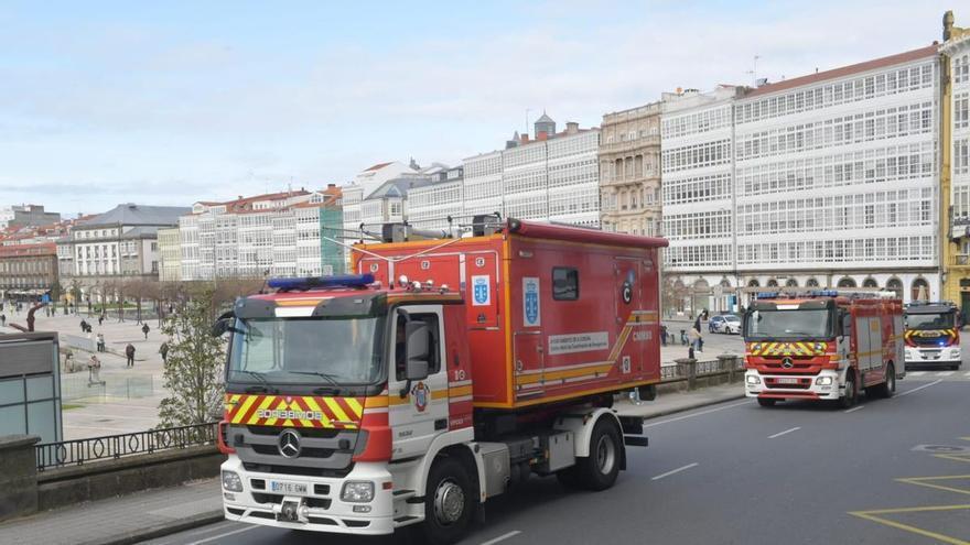 Un hombre acaba trasladado al hospital y un gato confinado por un incendio en Elviña que motivó la intervención de los Bomberos de A Coruña