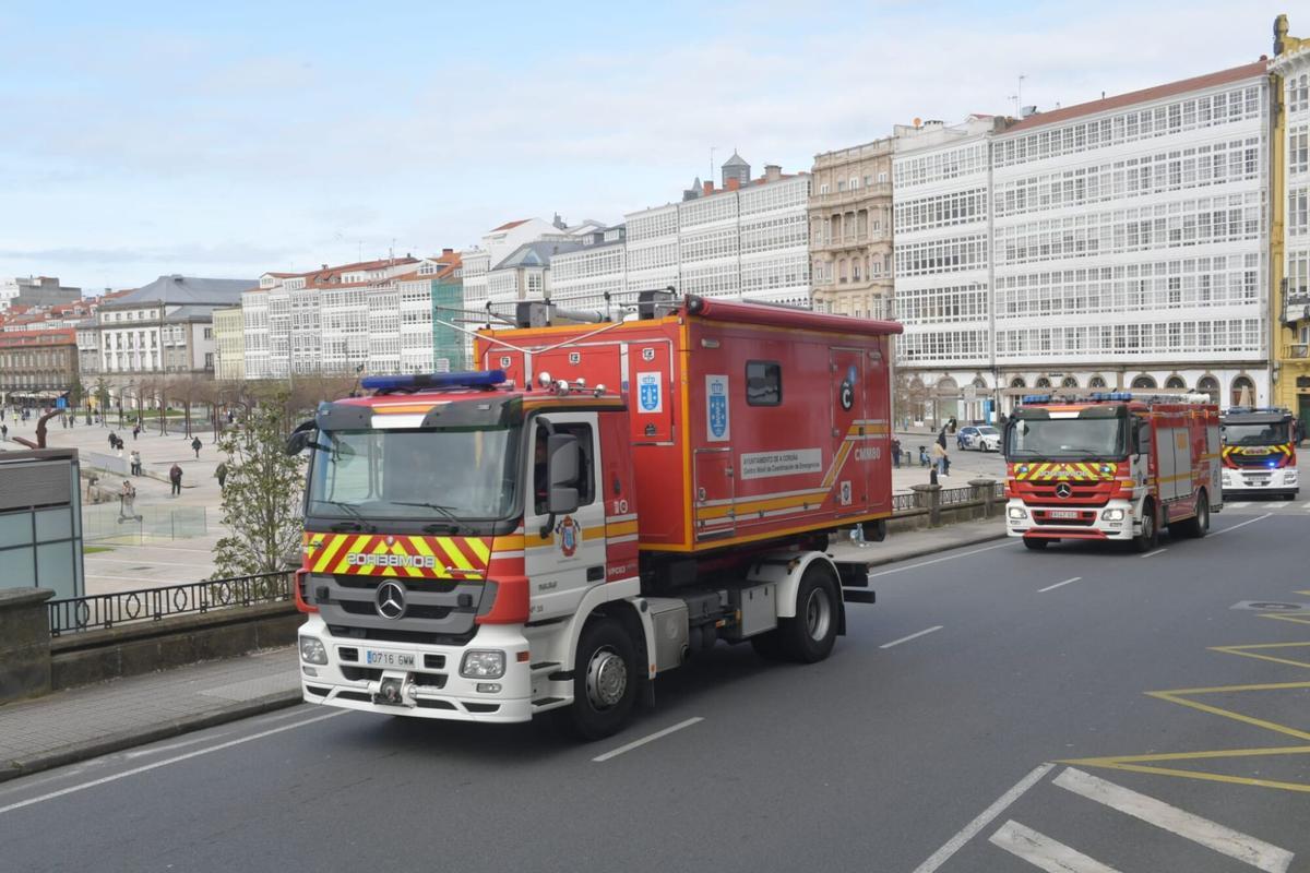 Vehículos de los Bomberos de A Coruña en O Parrote.