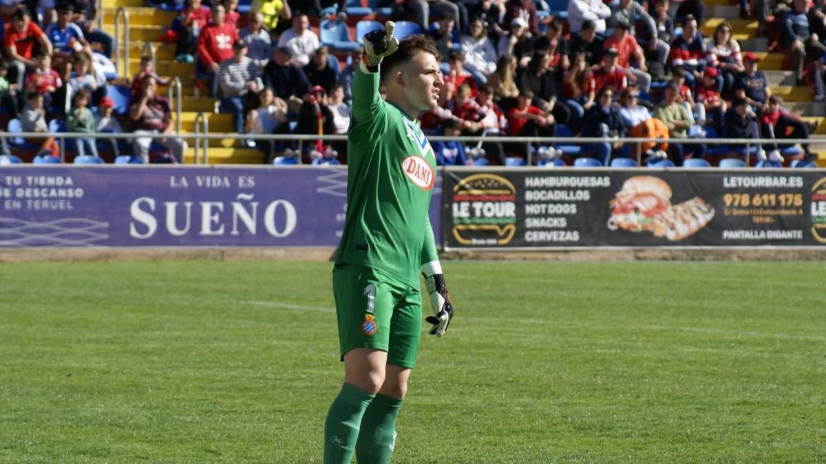 Fortuño, portero del Espanyol B, durante el partido contra el Teruel