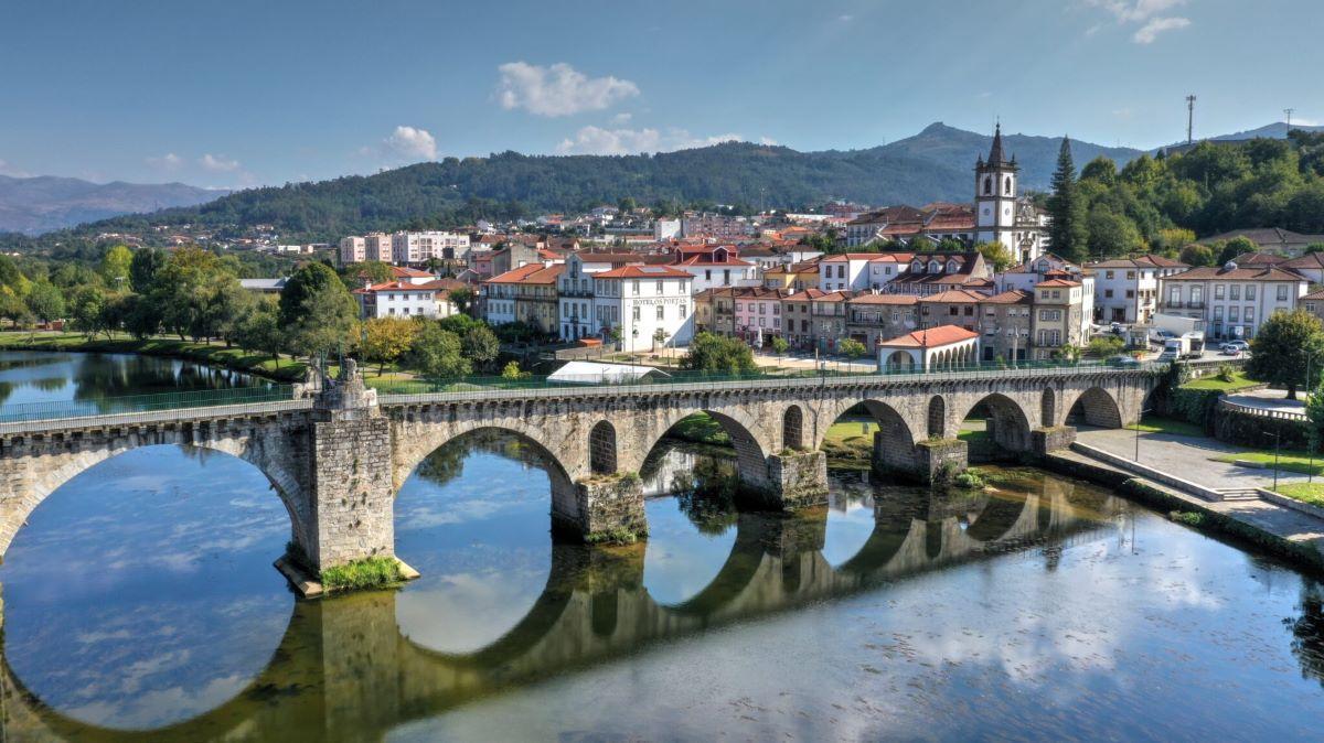 El puente medieval de Ponte da Barca y sus escenas de postal captan todas las miradas de los visitantes.