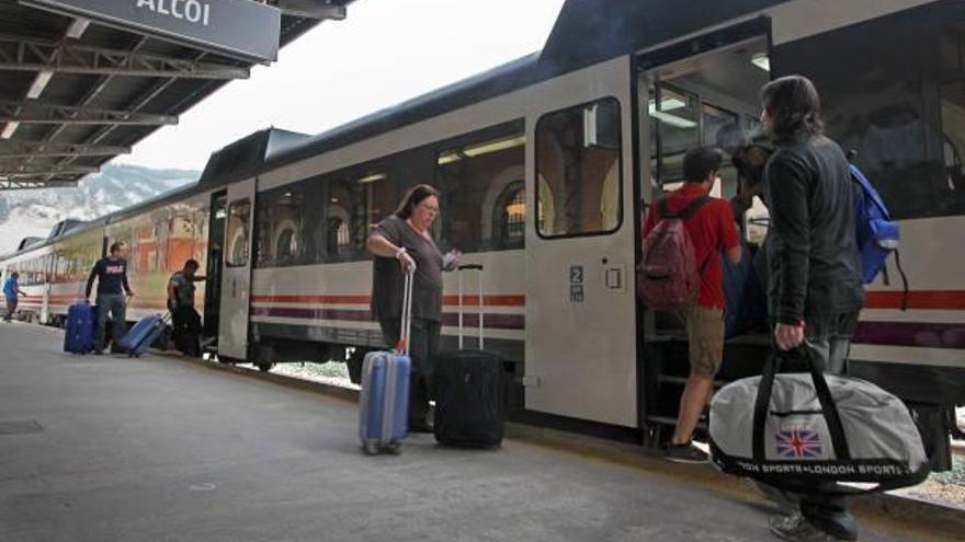 Los alcaldes exigen un calendario de obras a Fomento para mejorar el tren Alcoy-Xàtiva
