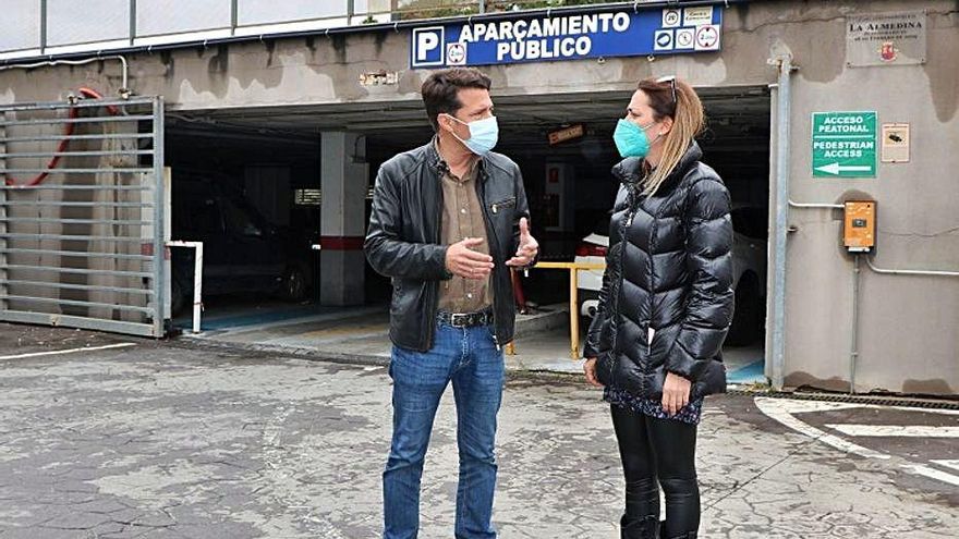 Óscar Medina y Paula Moreno, junto al parking de la Almedina.  | L.O.