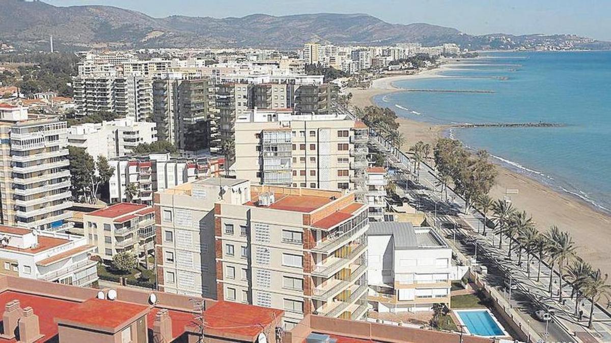 Vista aérea de Benicàssim, cuyo Ayuntamiento aprobará hoy modificaciones fiscales para atraer inversión hotelera.