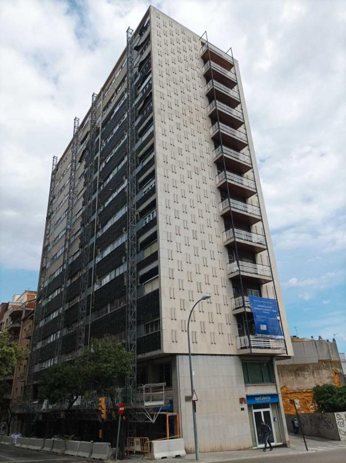 La bastida cobreix tota la façana de l'edifici Jubar