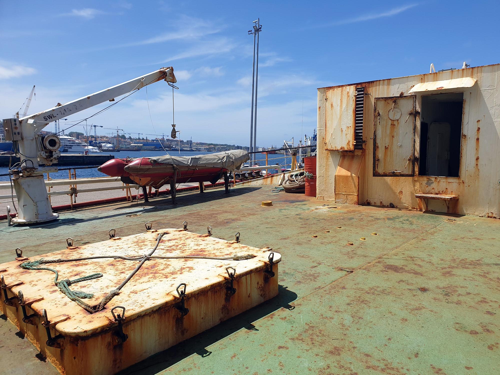 Chatarra a flote: el estado lamentable del arrastrero de Belice amarrado en Vigo