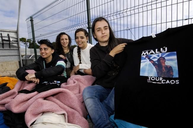 GENTE HACIENDO COLA PARA EL CONCIERTO DE MALU