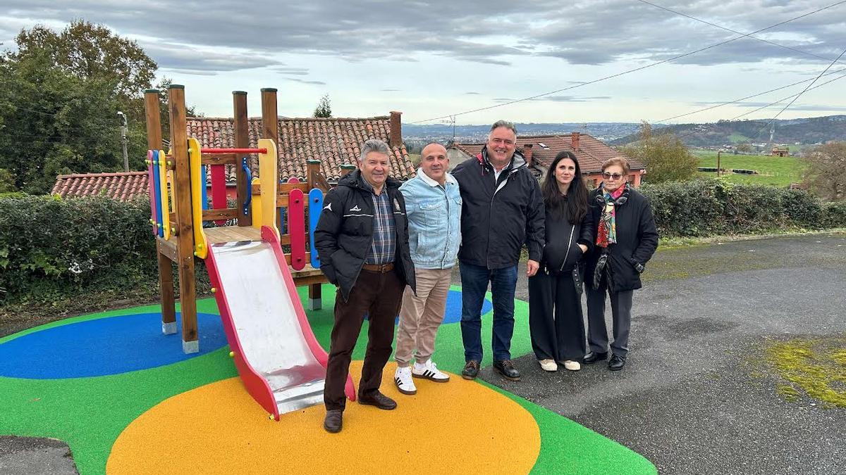 El edil Alejandro Villa, en el centro, acompañado de los vecinos Emilio Díaz, Jose Méndez, Andrea Galdós y María del Carmen Rozada.