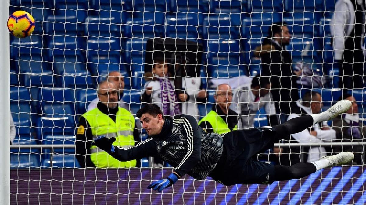 Courtois, en los prolegómenos del Madrid-Rayo en el Bernabéu.