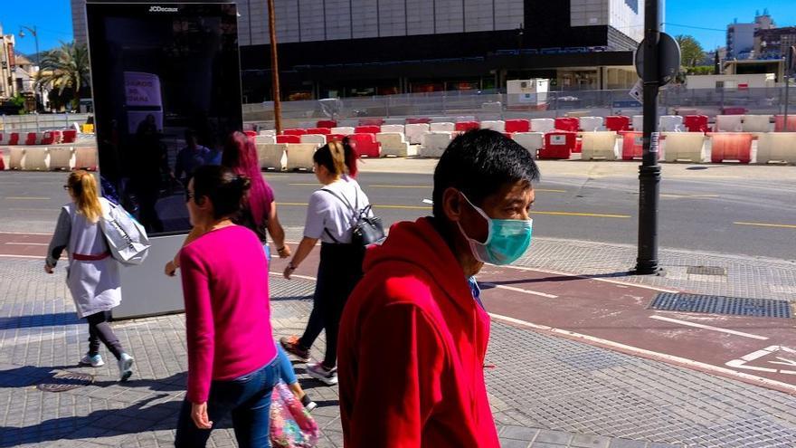 Un hombre pasea frente a El Corte Inglés con su mascarilla.