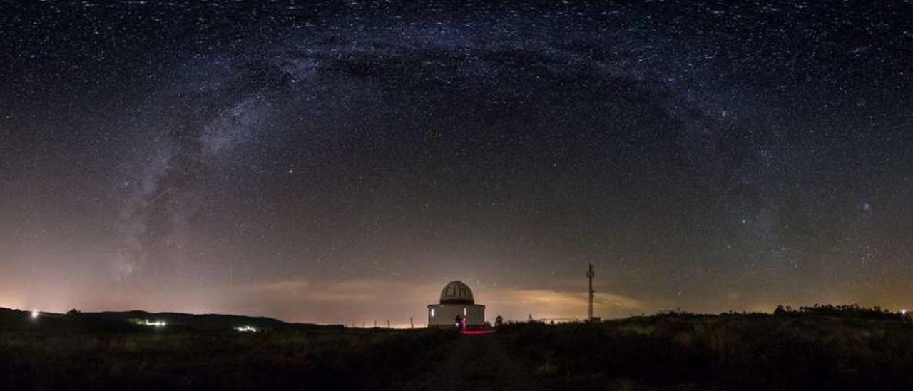 Panorámica de 200 grados de visión nocturna del Observatorio Astronómico de Forcarei coronado por la Vía Láctea, tomada el sábado. // Óscar Blanco
