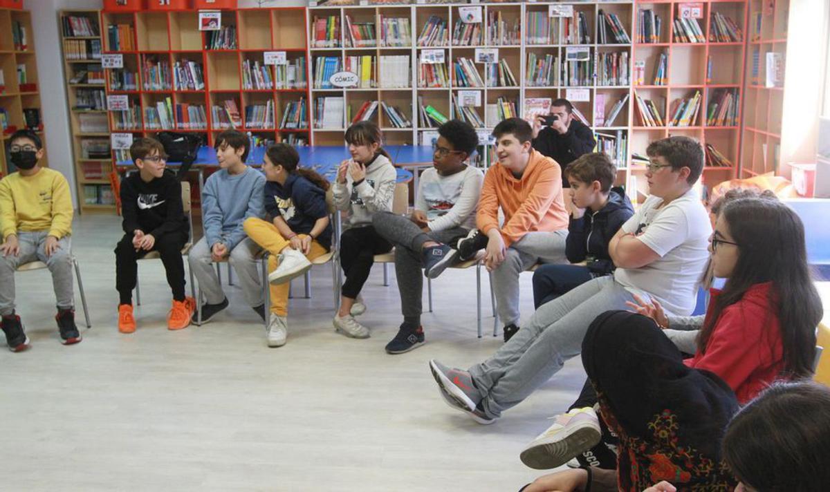Estudiantes ourensanos atentos a los raperos.   | // I. OSORIO