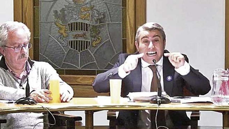 Virgilio Moreno interviniendo en el pleno junto a Garcia.