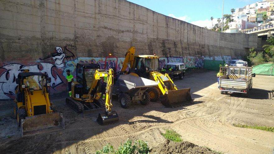 Emalsa continúa con la limpieza del barranco Guiniguada tras las quejas vecinales
