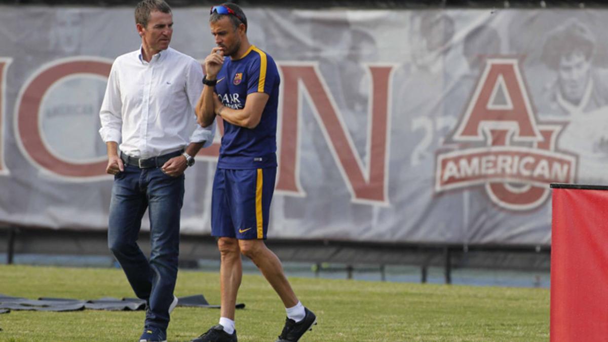 Robert Fernández y Luis Enrique Martínez, secretario técnico y entrenador del FC barcelona, respectivamente, charlan durante la pretemporada 2015/16