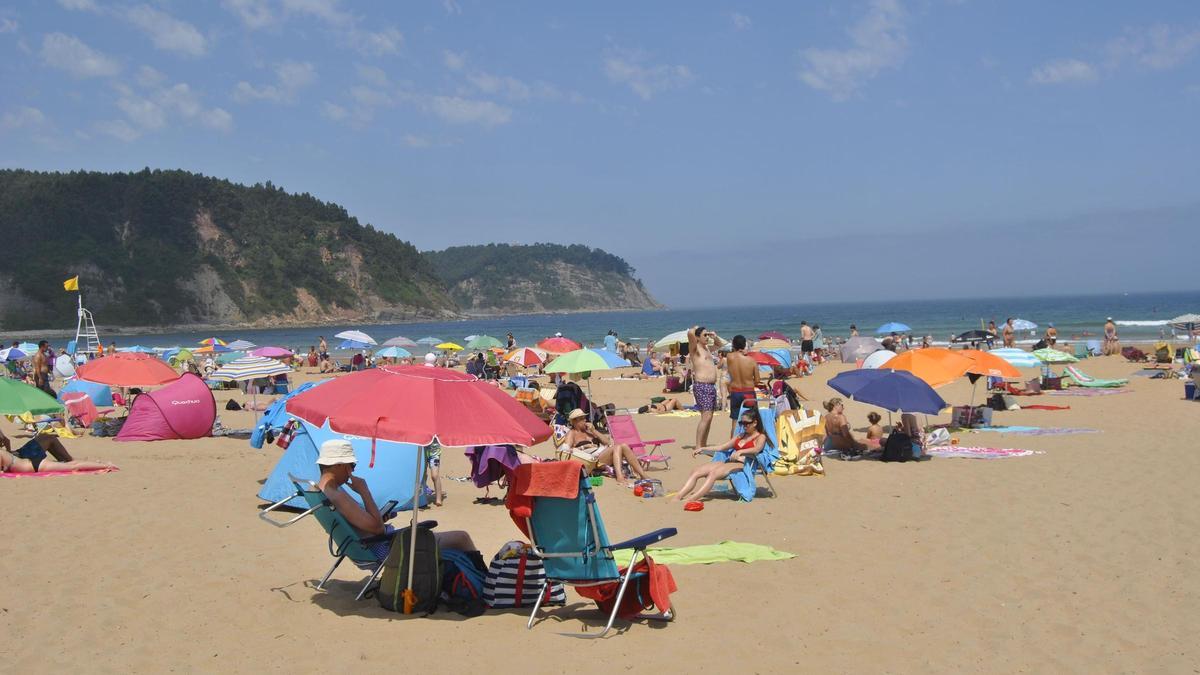 Bañistas en la playa de Rodiles, el año pasado