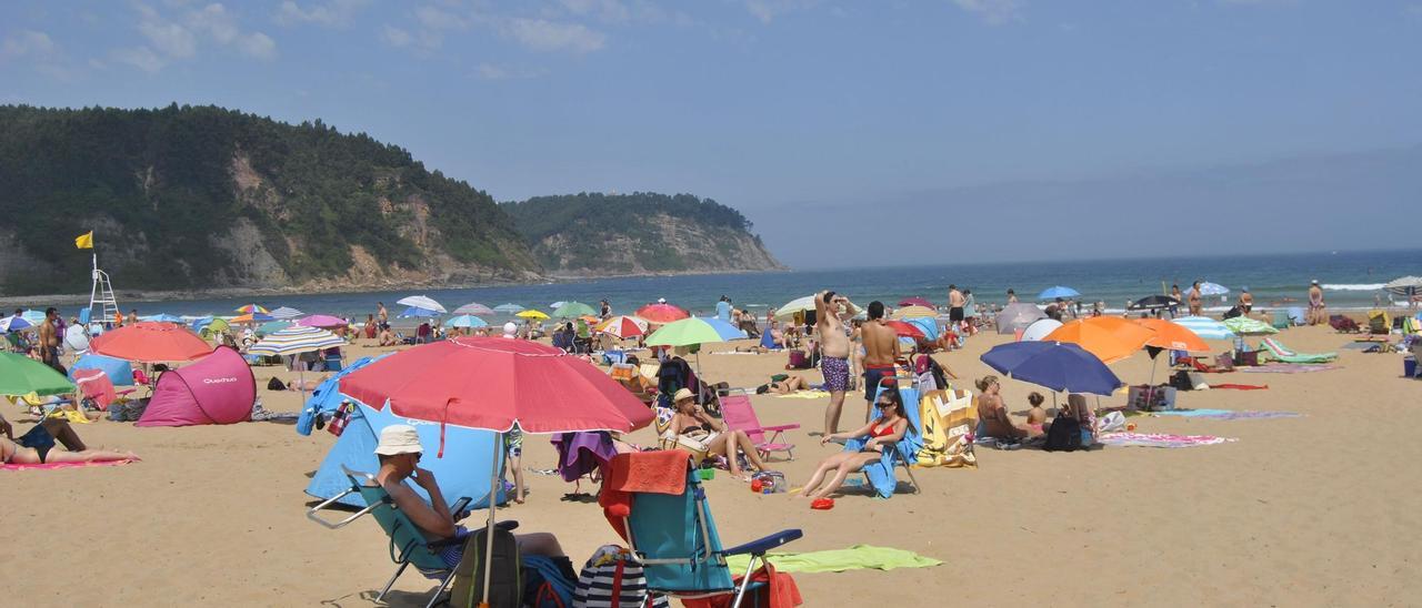 Bañistas en la playa de Rodiles, el año pasado