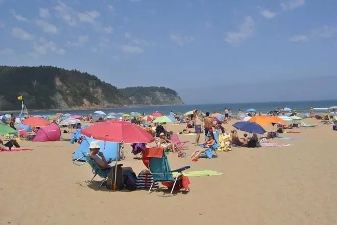 Habrá nuevas limitaciones al acceso a las playas asturianas este verano, avisa la Jefa de Tráfico