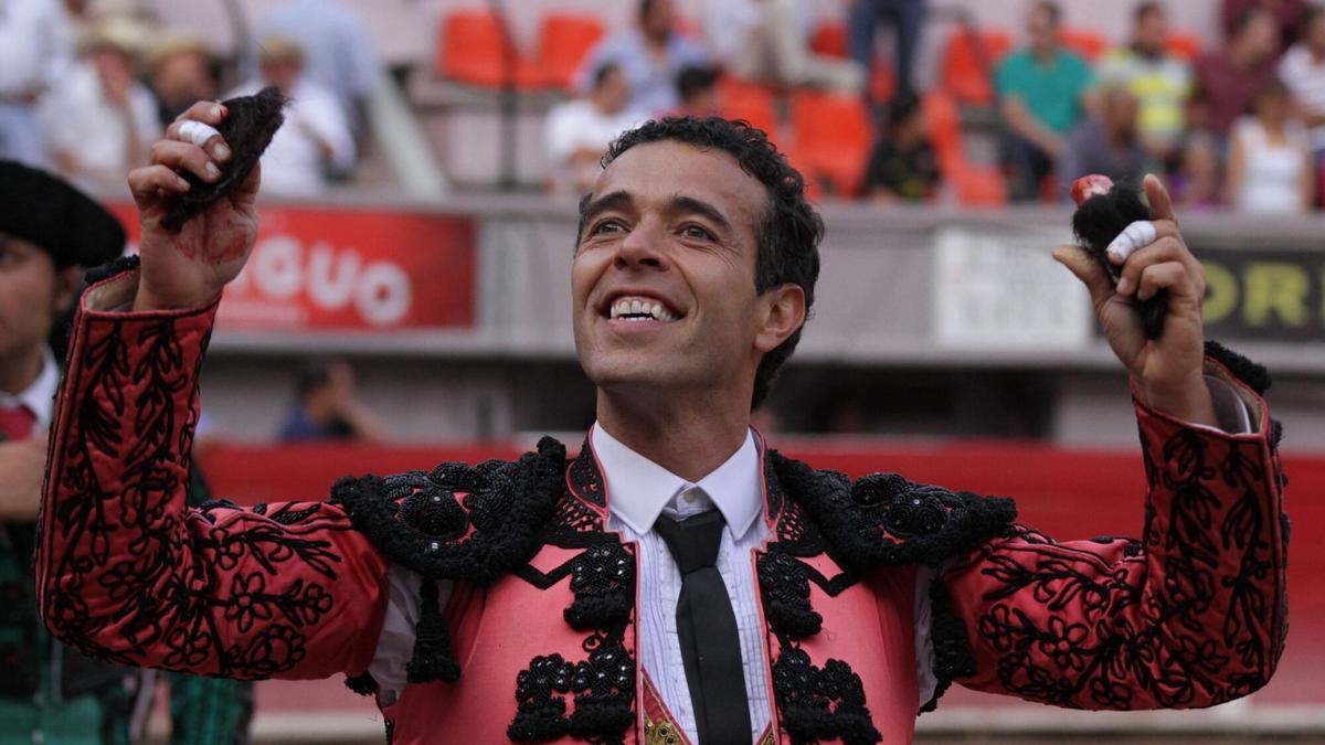 El torero español, Victor Puerto muestra las dos orejas cortadas a su primer toro de la tarde, "Campeador"en la Feria taurina de San Marcos de 2012, realizada en la plaza Monumental de Aguascalientes (México).