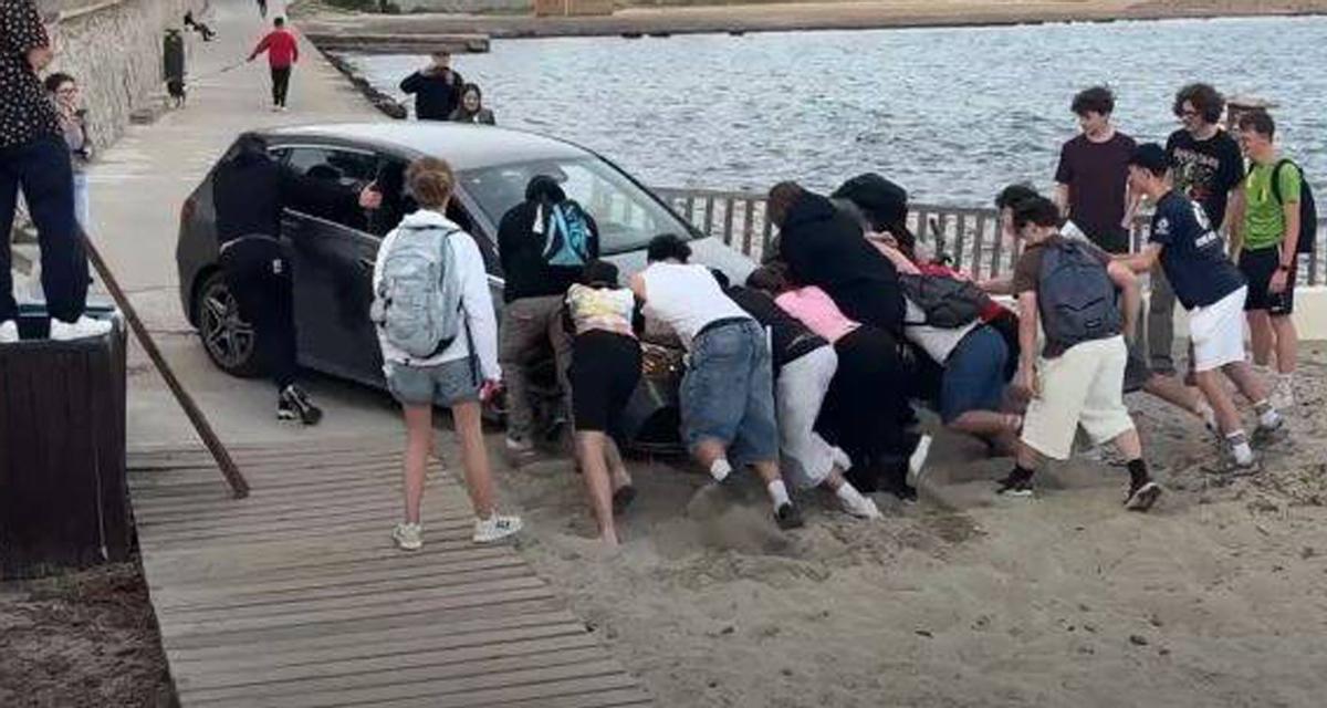 Un Mercedes de alquiler atrapado en la arena de Platja d’en Bossa | M.T.M.