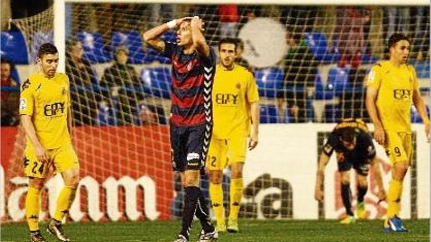 David Querol s&#039;endú les mans al cap, visiblement decebut durant el derbi contra el Girona.