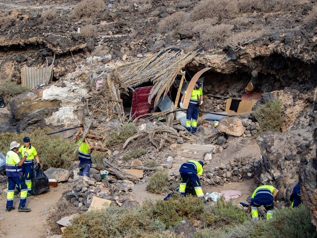 Operativo de desalojo de asentamientos ilegales en la costa de Granadilla