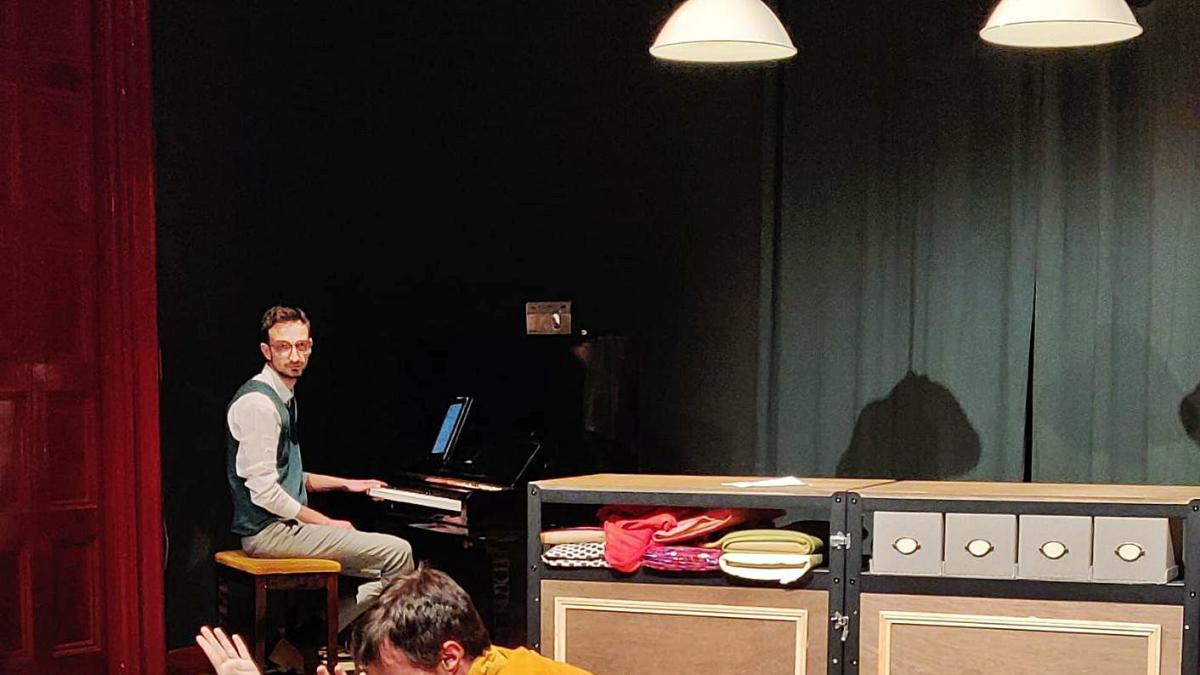 El pianista i compositor Joel Riu, al fons, en una escena del musical estrenat a Barcelona