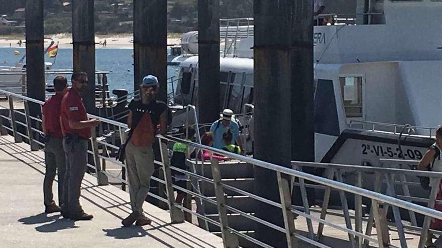 Trabajadores de Parques aguardan el desembarque de turistas para iniciar el control del pasaje. // FdV