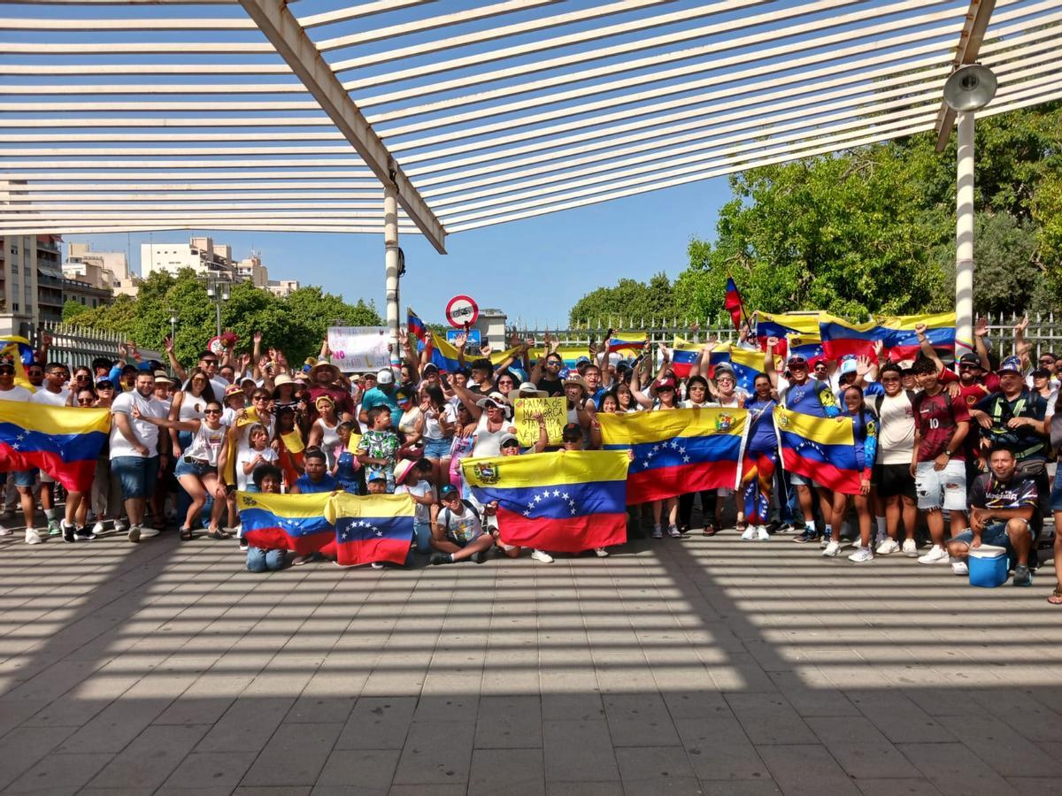 Multitud de venezolanos concentrados esta tarde en Palma.
