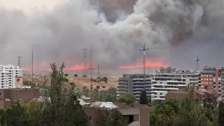 La UME se desplaza al incendio forestal en Tres Cantos, que obliga a desalojar dos urbanizaciones