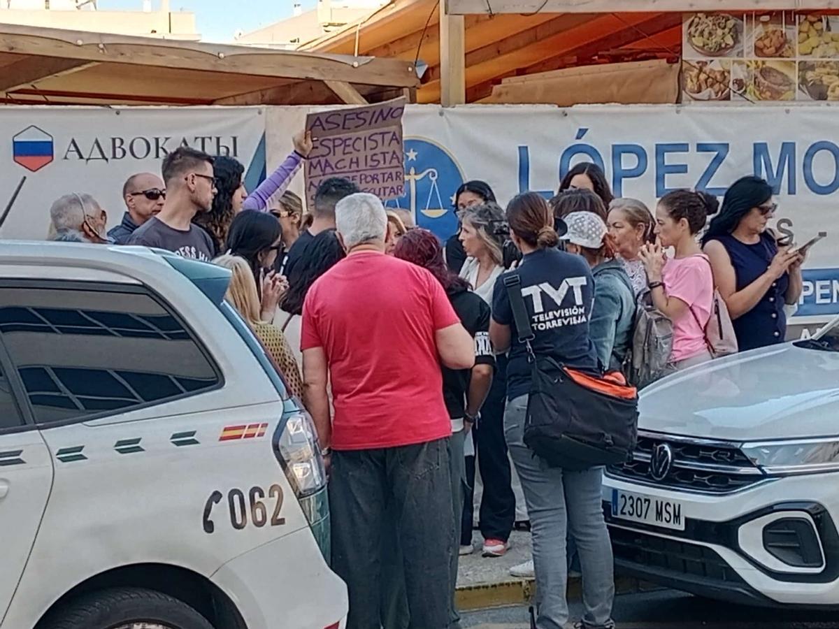 Un momento de la concentración frente al Palacio de Justicia de Torrevieja