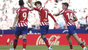 Joao Félix celebra con Matheus Cunha y Marcos Llorente su gol en el Atlético 1 - 1 Espanyol.