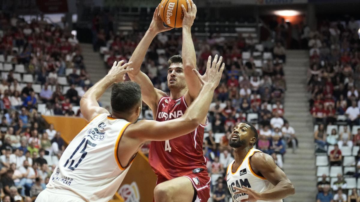 Pep Busquets lanza en una acción del encuentro ante el UCAM Murcia