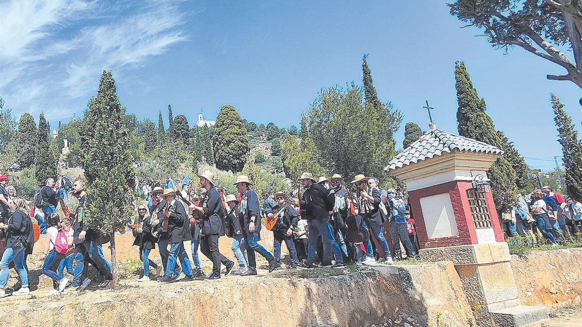 Romerías como la del Rotllo invitan a descubrir el encanto natural y riqueza de ermitas de la capital de l'Alcalatén.