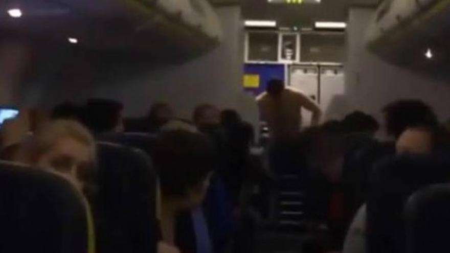 Un hombre borracho obliga a desviar un avión de Ryanair