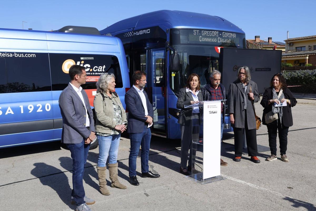 La consellera Paneque presenta la nova oferta de la linia d'autobus entre Girona, Sant Gregori i la Vall de Llemena.