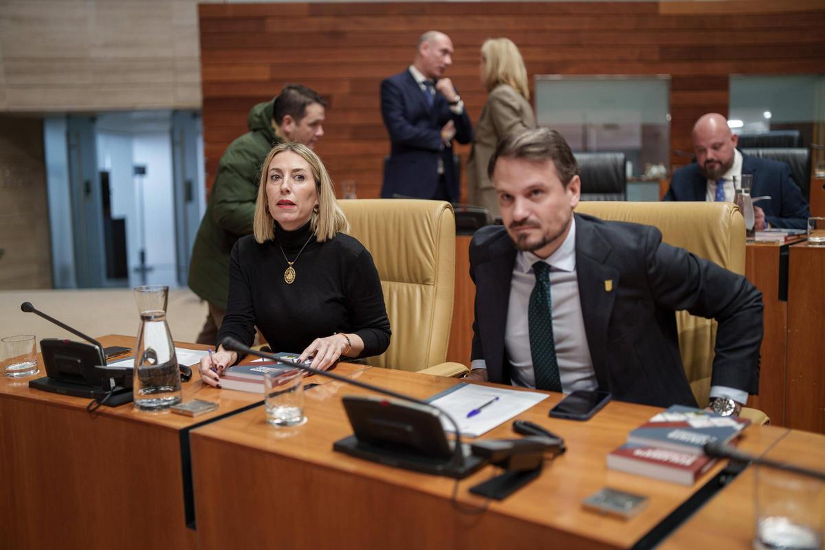 María Guardiola y Abel Bautista, en el pleno de la Asamblea de Extremadura.