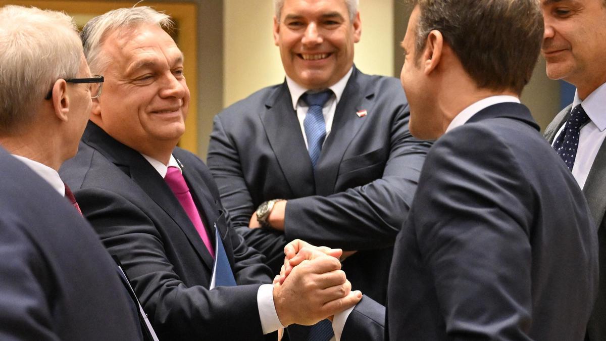 El primer ministro húngaro, Viktor Orbán, saluda al presidente francés, Emmanuel Macron, este jueves durante la cumbre de líderes de la UE en Bruselas.