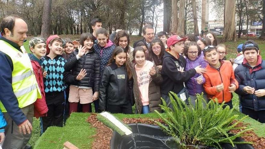 Caballero, con escolares en A Bouza. // Faro