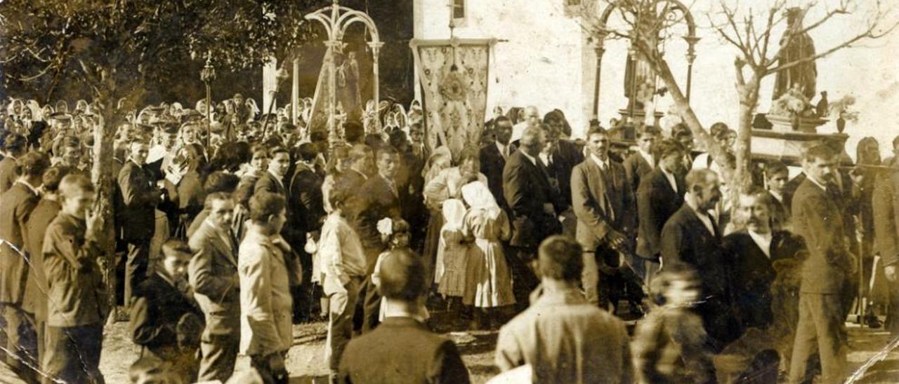 Imagen del año 1915, con la anterior imagen de la Virgen del Carmen al fondo. Delante van San Martiño (tapado por el árbol) y San Roque. En esta época aín no estaba urbanizada la calle Ramón Bares y el atrio era mucho más amplio. // Cedida por Asociación Cultural Santos Reis