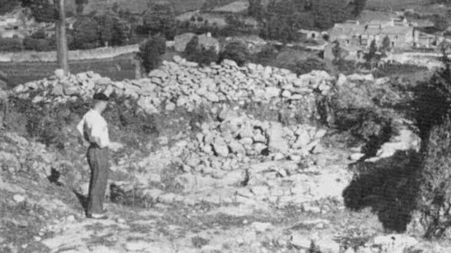 Recinto circular excavado en 1947, con la aldea de Castro de Elviña al fondo de la imagen.