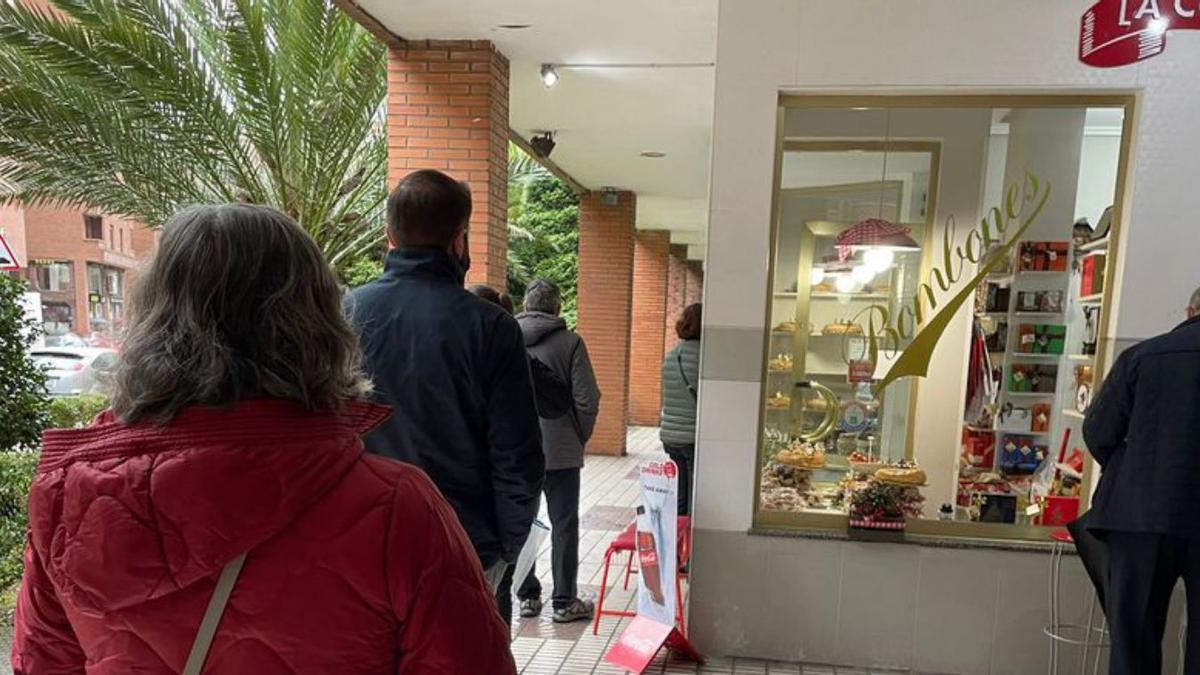 Los avilesinos apuran las compras de Reyes y hacen cola para adquirir los populares roscones
