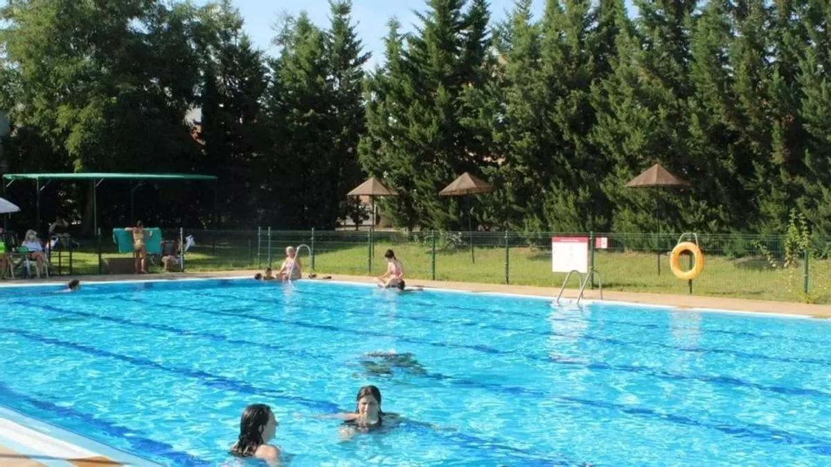 Bañistas en la piscina municipal del Diocles, en Mérida.